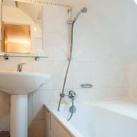 Hotel Leonard De Vinci 75011 2*