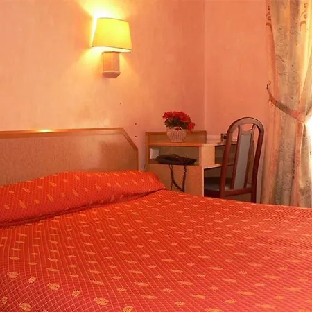 Leonard De Vinci 75011 Hotel