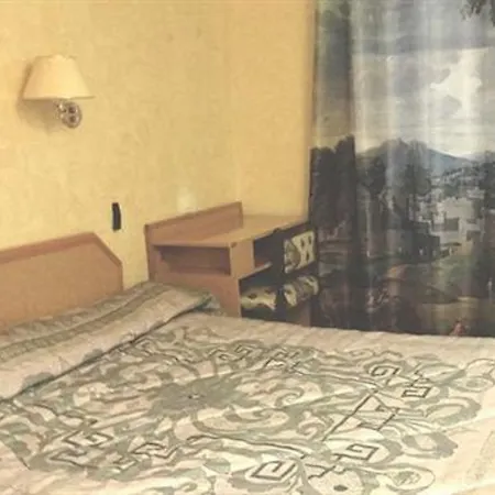 Leonard De Vinci 75011 Hotel 2*