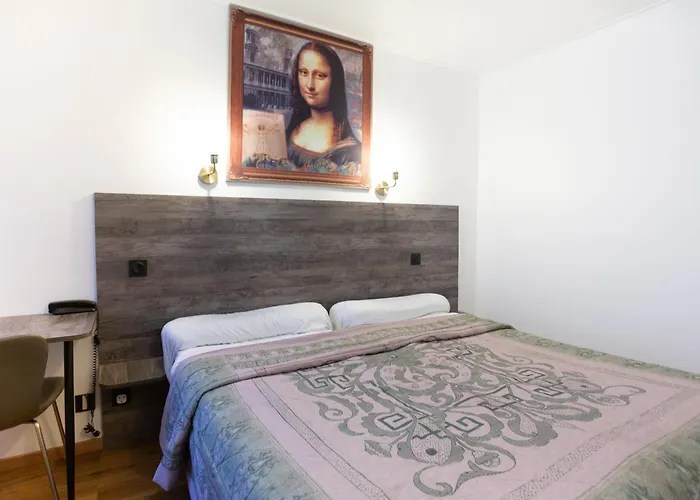 Hotel Leonard De Vinci 75011 2*