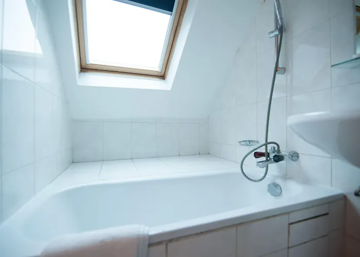 Hotel Leonard De Vinci 75011