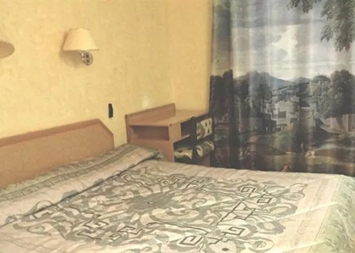 Leonard De Vinci 75011 Hotel 2*