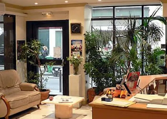 Leonard De Vinci 75011 Hotel 2*